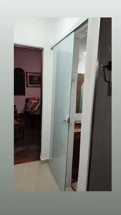 Porta de correr,com película branca.