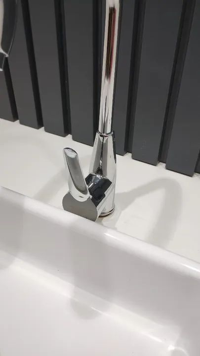 Torneira de bancada quente e frio importada  - Foto 6