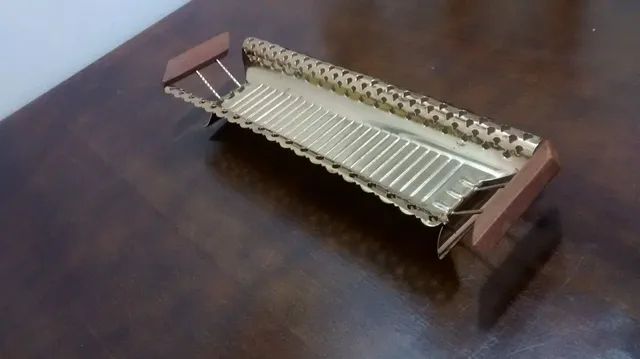 Linda peça em metal ouro velho e madeira - Foto 3