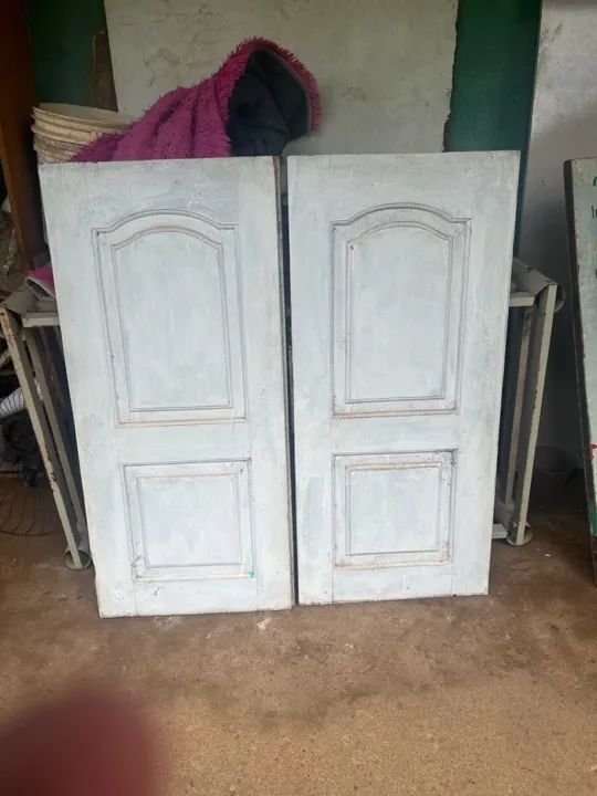 Par de Portas de Madeira Usadas - um lado preto e outro branco