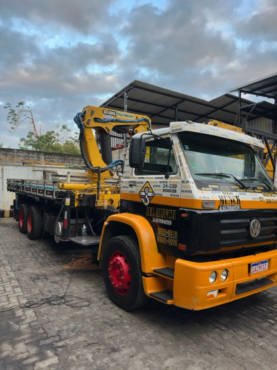 Caminhão munck Volkswagen 24220 com munck MADAL PALFINGER 