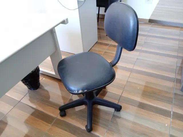 Cadeira de escritório giratória c/ rodas em Couro Ecológico / Plástico Preto - Foto 3