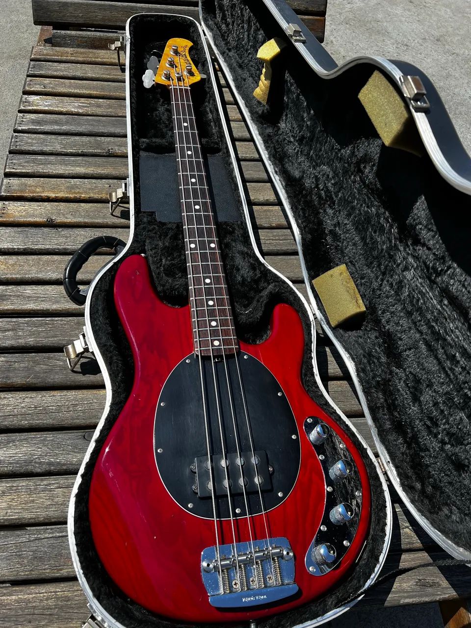 Music Man Stingray 4 EQ (1998) + Case - Instrumentos musicais