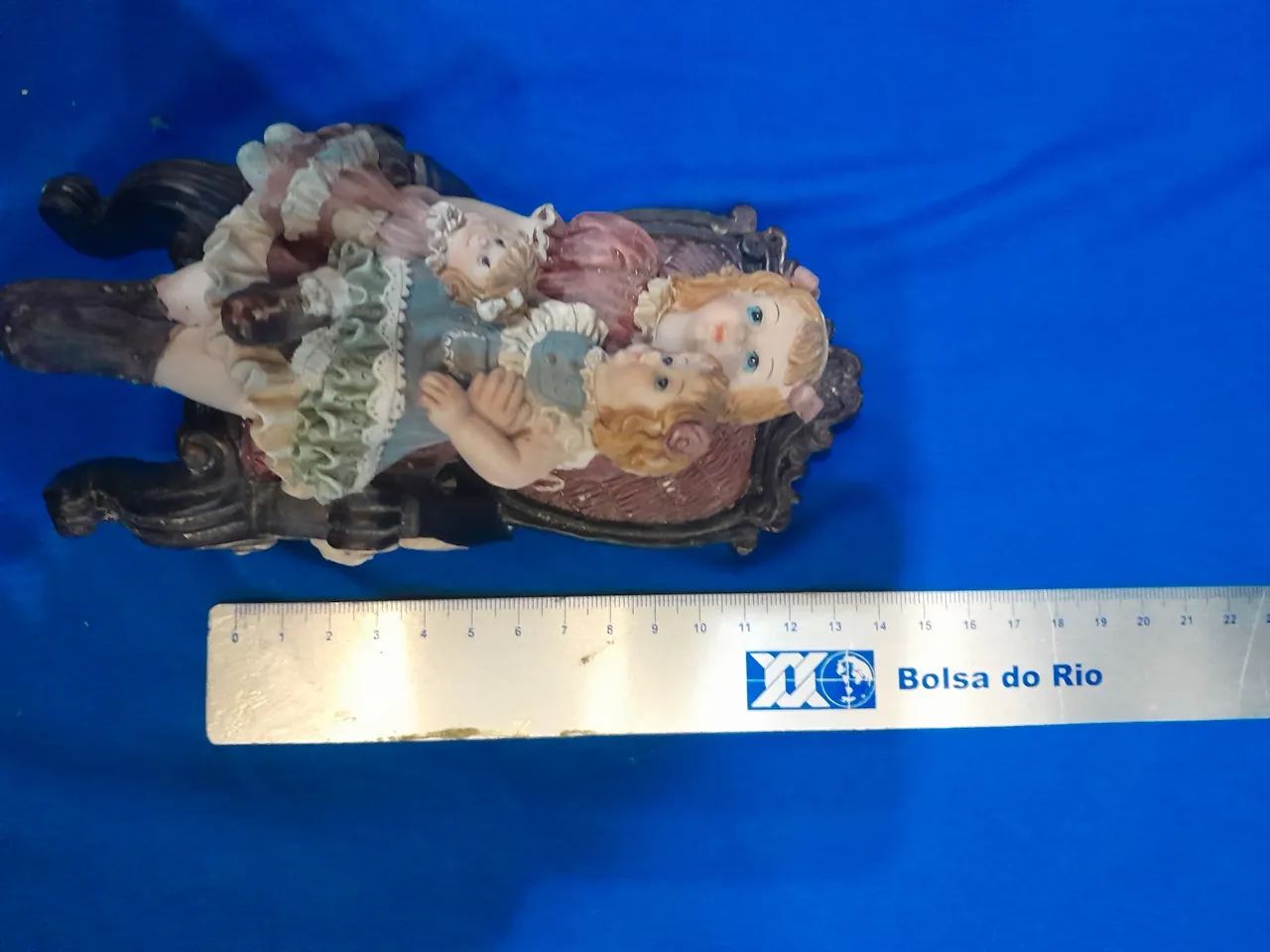 Linda escultura de meninas em cadeira - Foto 5