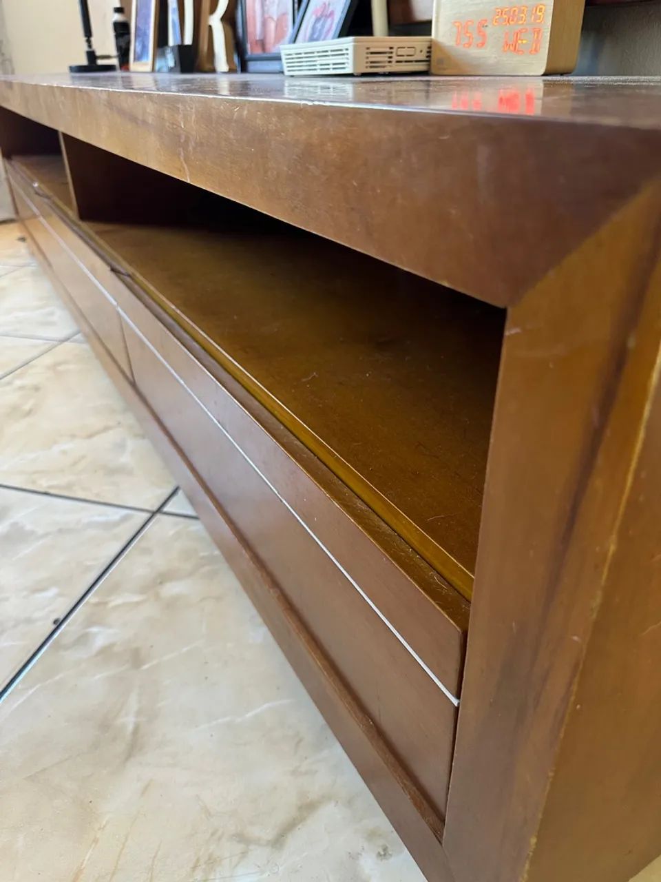 Painel com móvel com 3 gavetas de madeira legítimo  - Foto 6