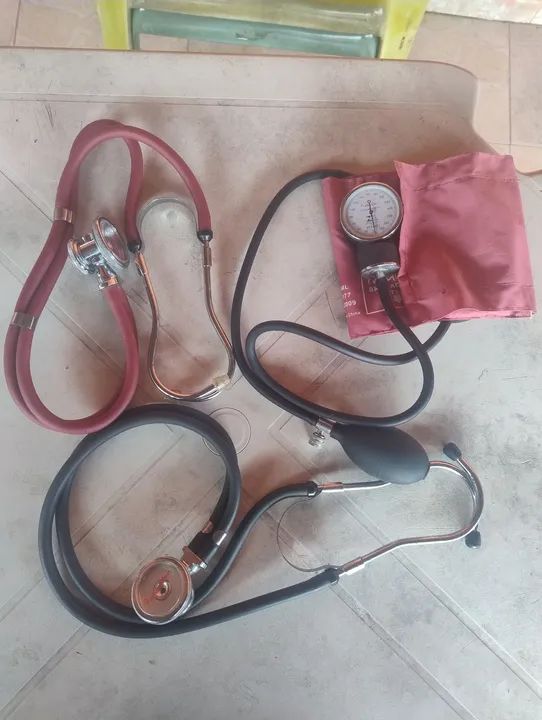 2 estetoscópios e um aferidor de pressão arterial manual.  - Foto 2