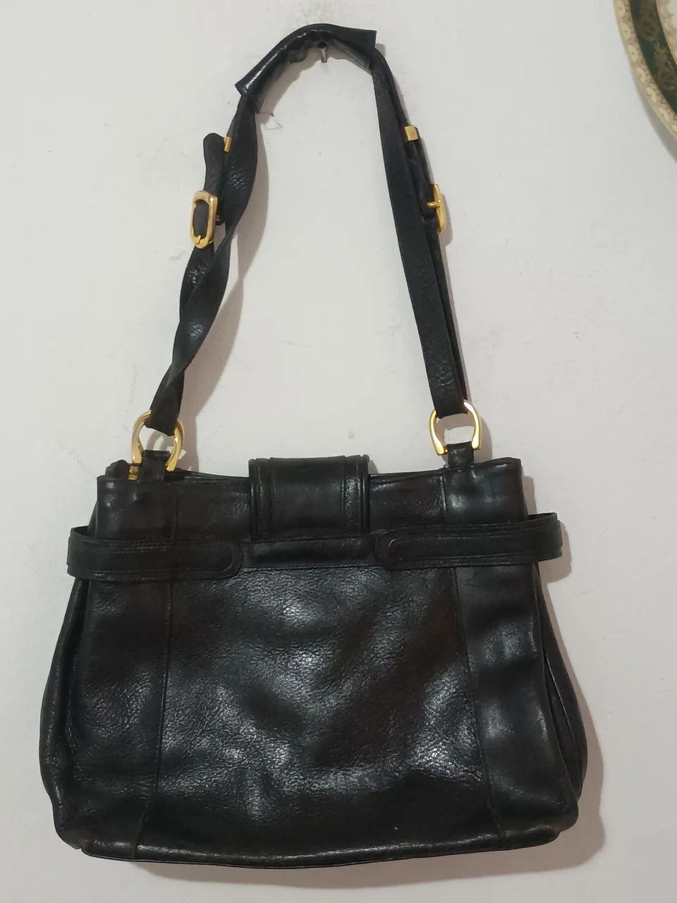 Bolsa de ombro preta com detalhes dourados - Foto 3
