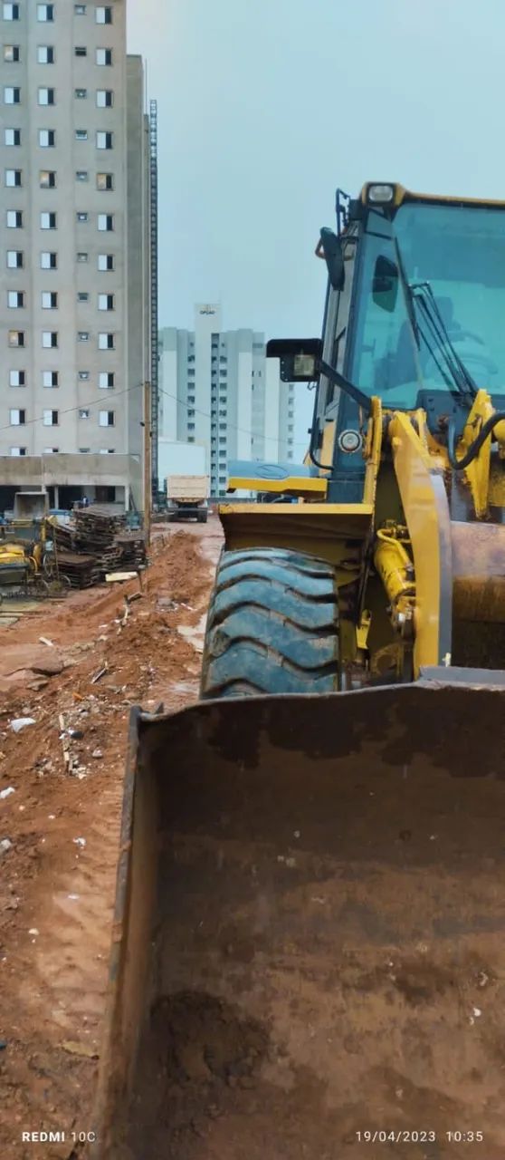 ? VENDE-SE PÁ CARREGADEIRA CATERPILLAR 938H ?