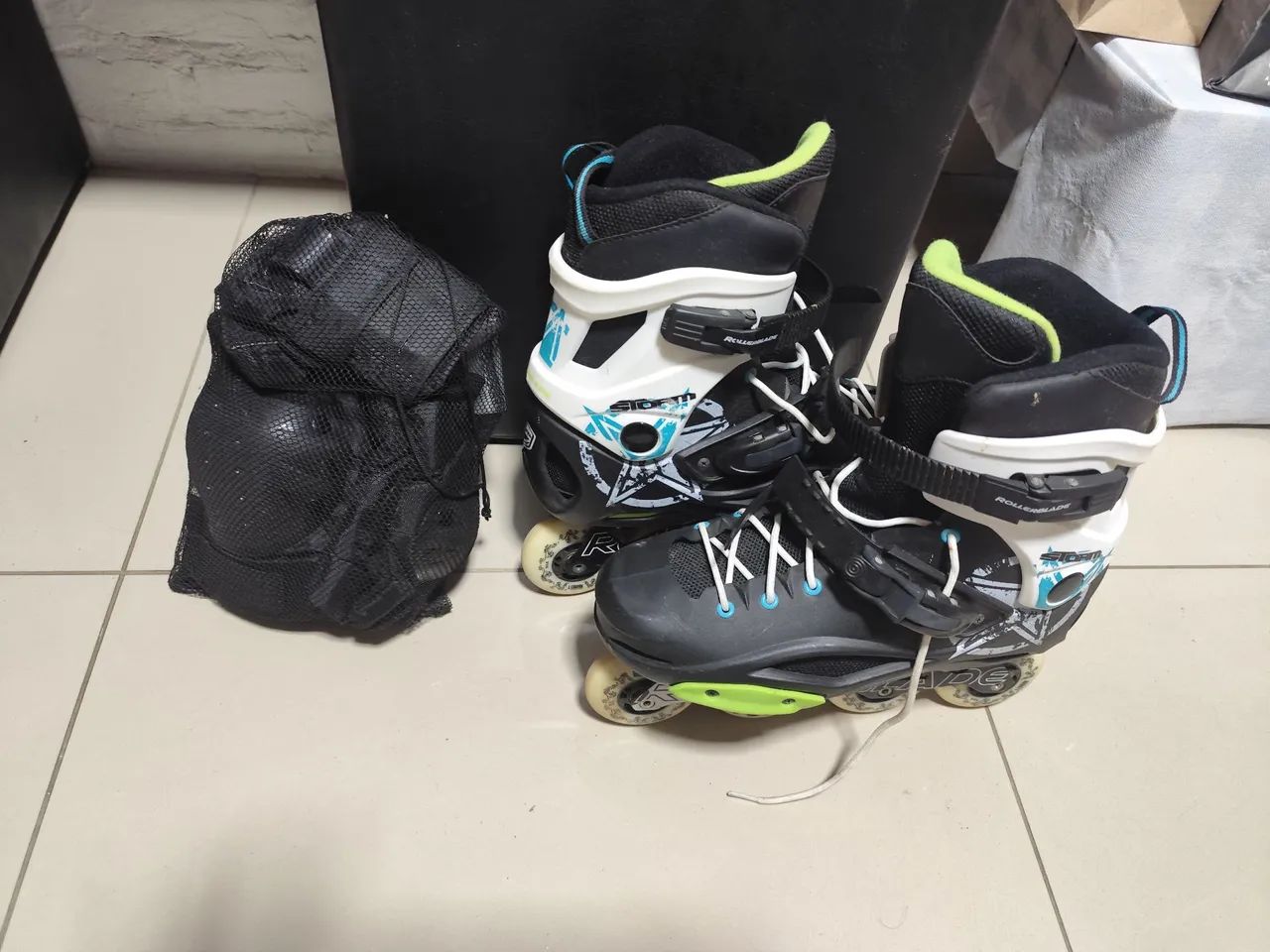 Vende-se par de patins rollerblade c/ acessórios (cotoveleira, joelheira e luva protetora) - Foto 2