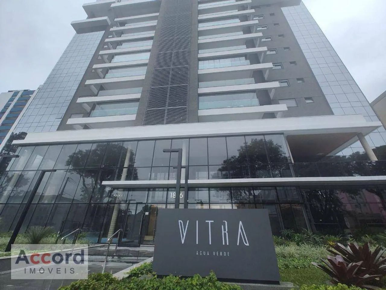 VITRA DECORADO EM ANDAR ALTO, VISTA PARA A SERRA DO MAR E COM 3 SUÍTES