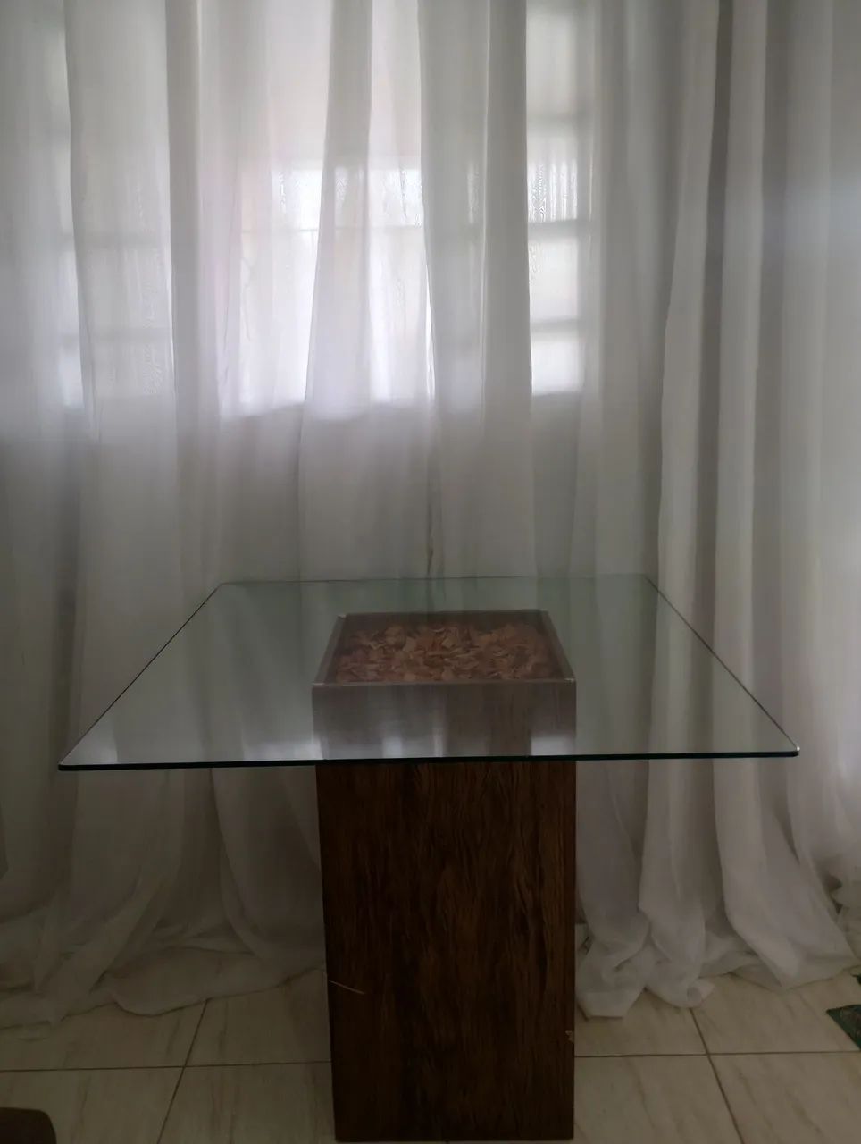 Mesa de jantar com base de madeira e tampo de vidro - Foto 4