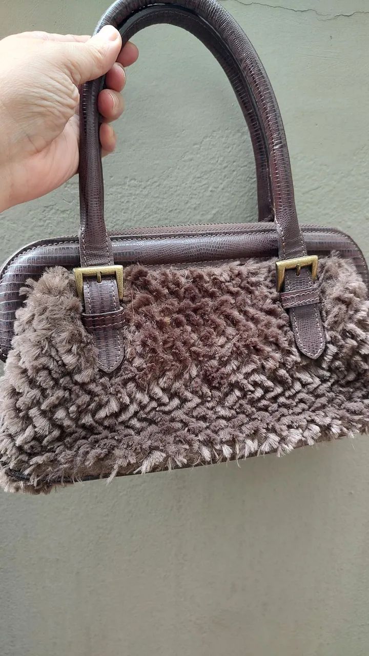 Bolsa Fillity, de Ombro em Pelúcia Marrom e Couro - Foto 4