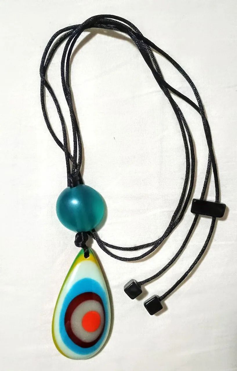 Colar ajustável com pingente colorido em resina  - Foto 2
