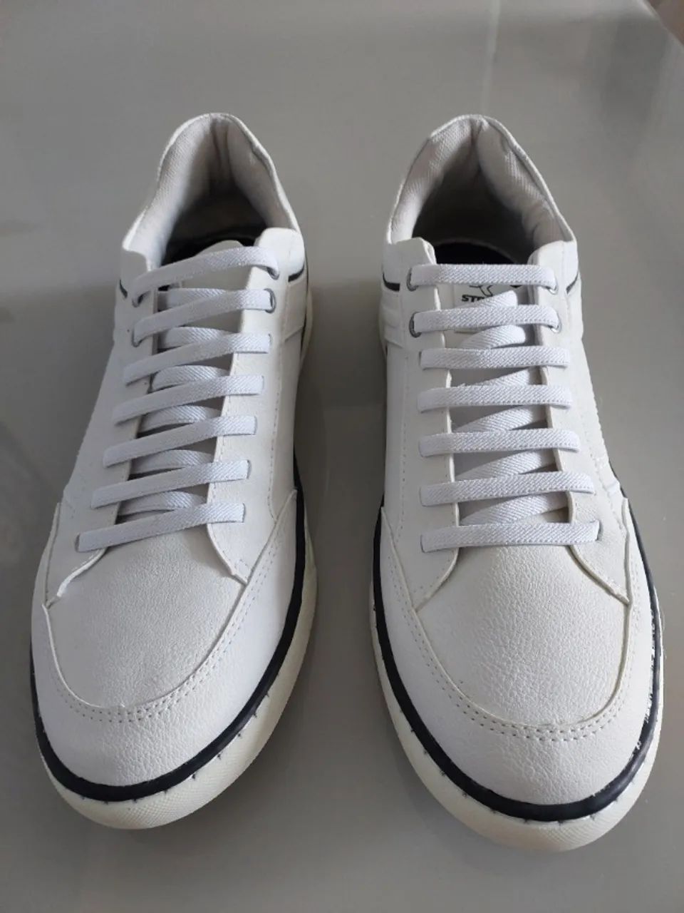 Tênis casual, masculino, cor branco, tamanho 42, todo costurado.
