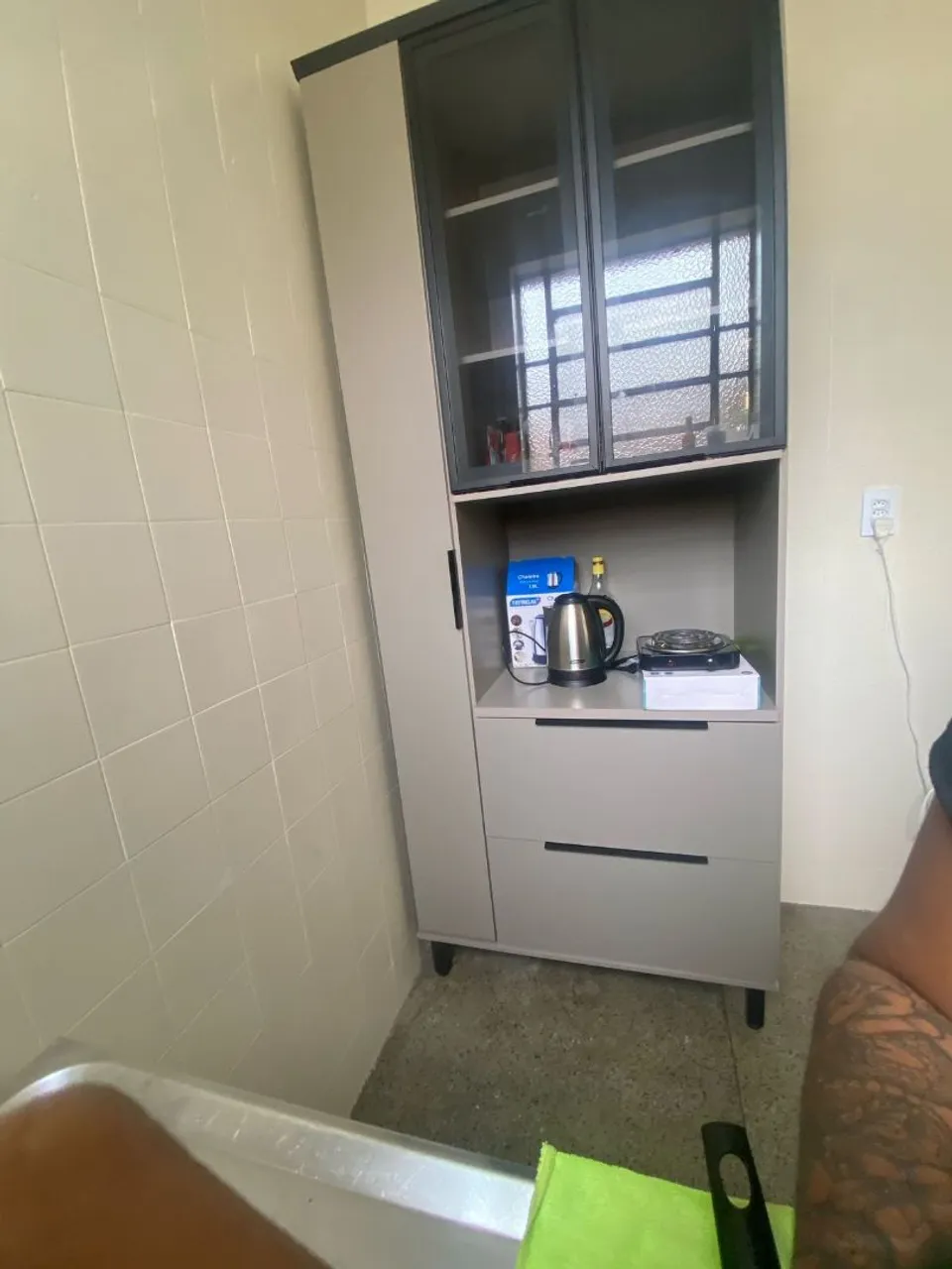 Armário de Cozinha com Vidro e Gavetas