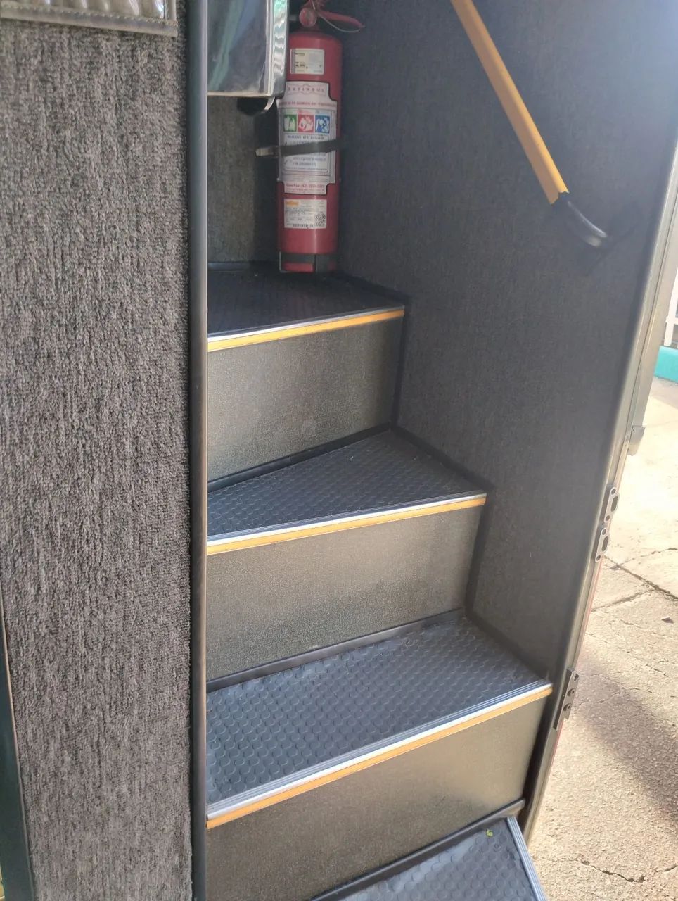 Vendo 02 ônibus em perfeito estado, rodando, manutenção em dia prontos para trabalhar. - Foto 5