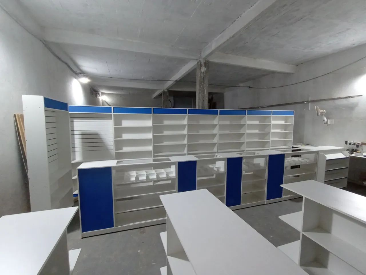 Balcão de loja em MDF  prateleiras painel canalatado comeia ACM 