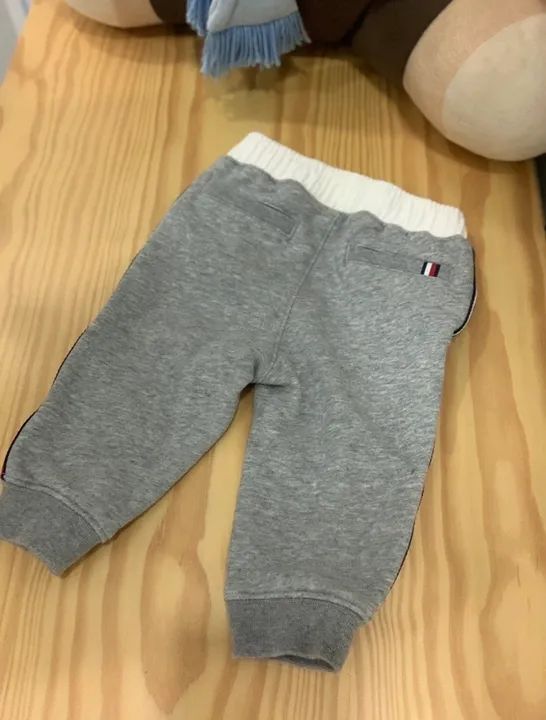 Calça tommy Hilfiger infantil 12 meses - Foto 4