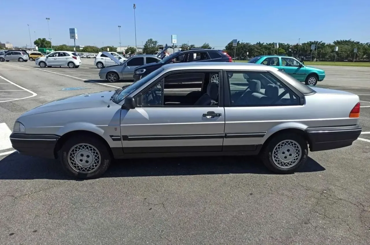 Ford Versailles Ghia completo placa preta.