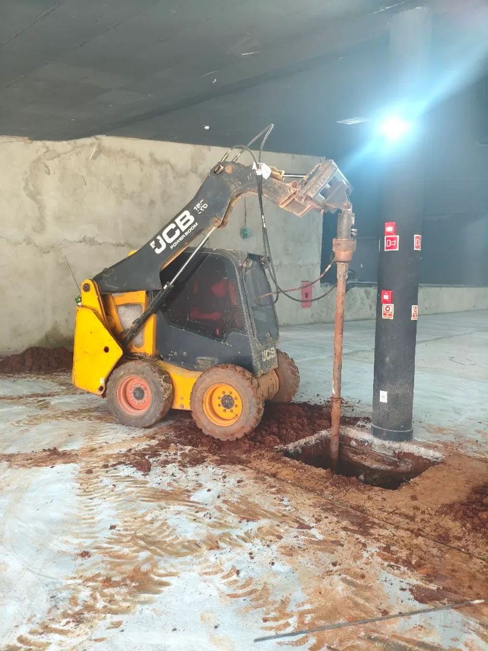 Bobcat, mini carregadeira, perfuração  - Foto 2