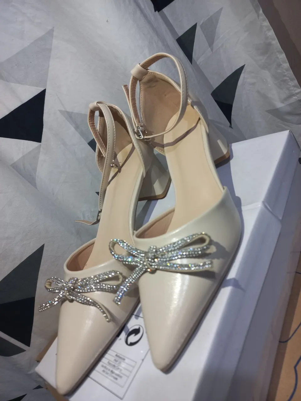 Sandália/salto feminina com laço de strass