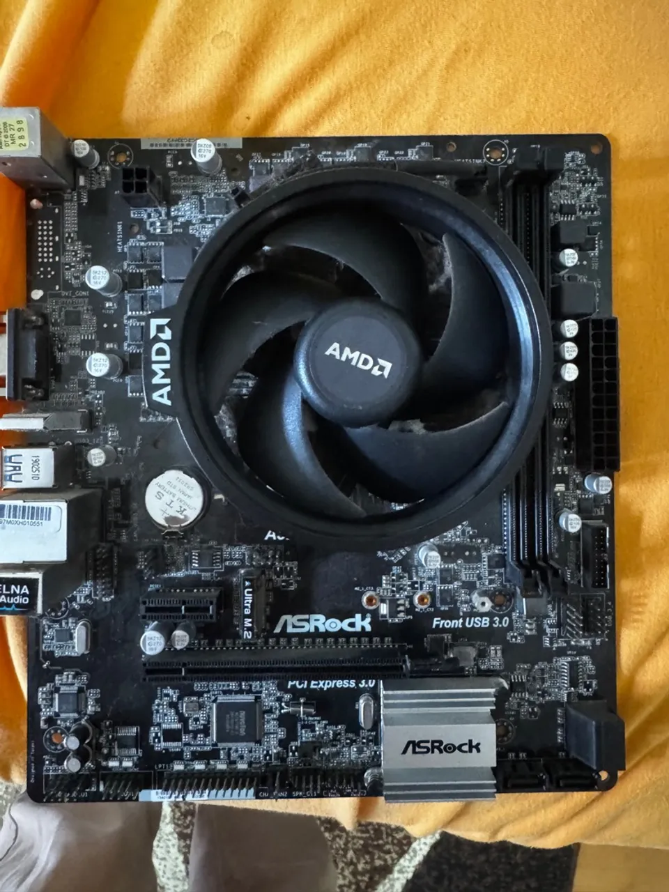 Kit Placa mãe ASRock A320M-HD e AMD Ryzen 5 2400g