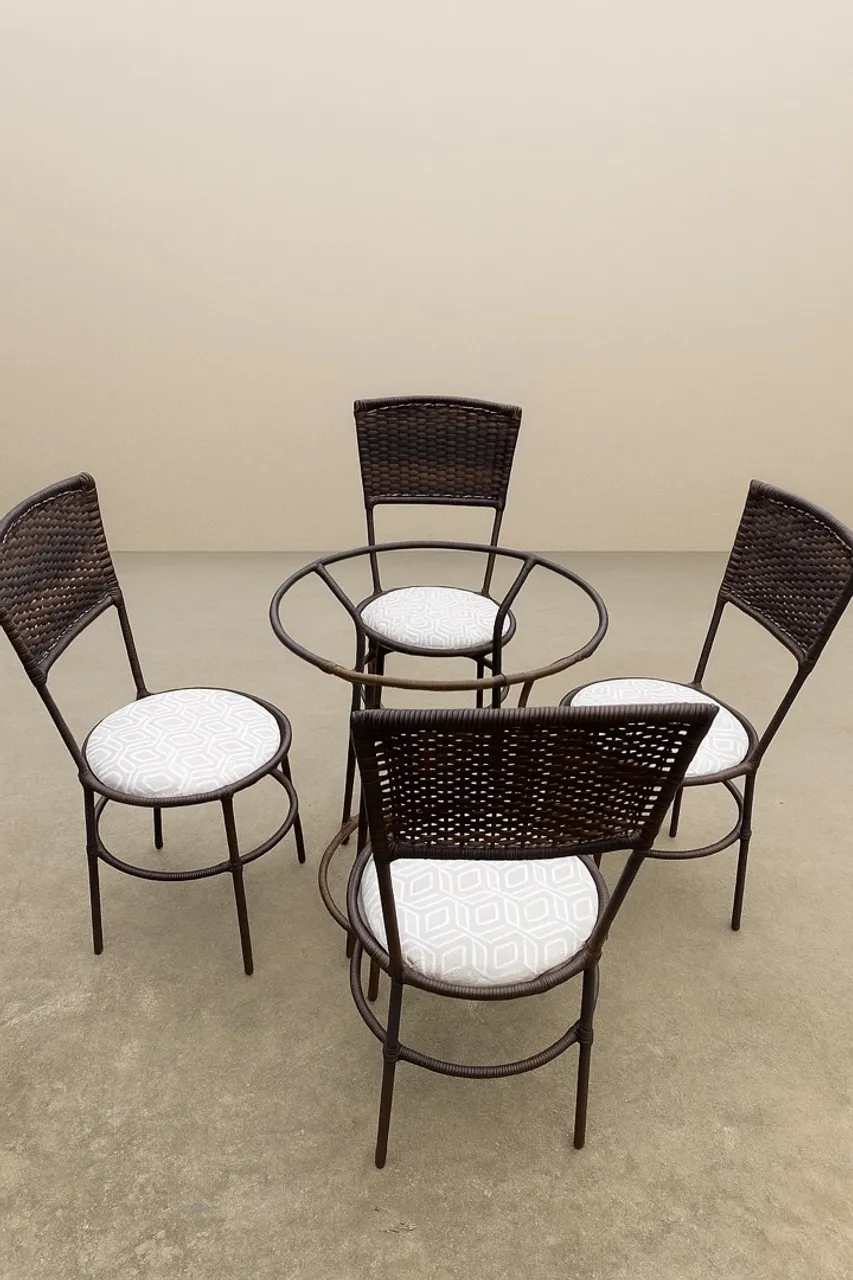 Conj de mesa e cadeiras de sintético