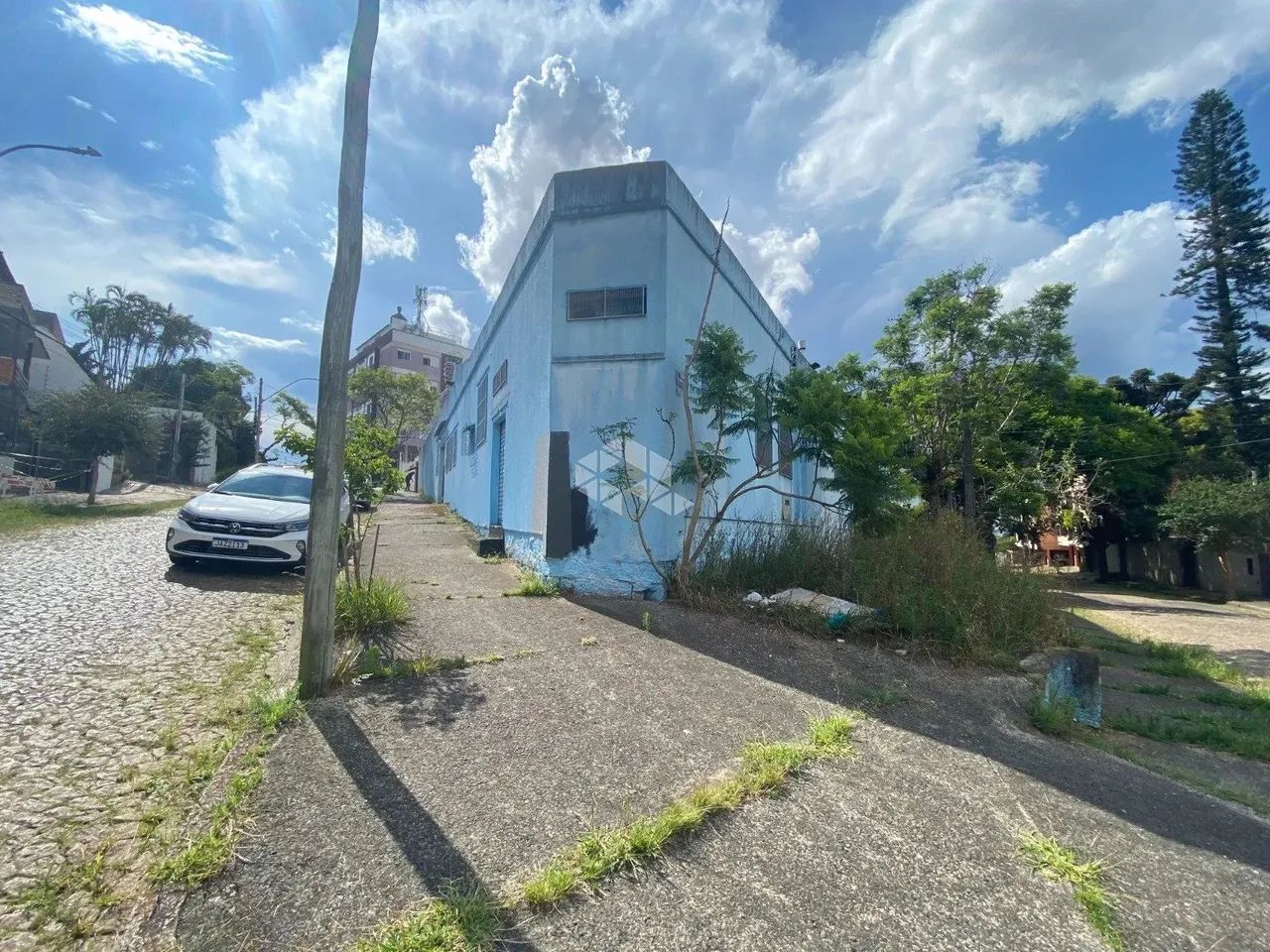 Terreno/Pavilhão de esquina no Bairro Medianeira, próximo antigo estágio Olímpico, Porto A