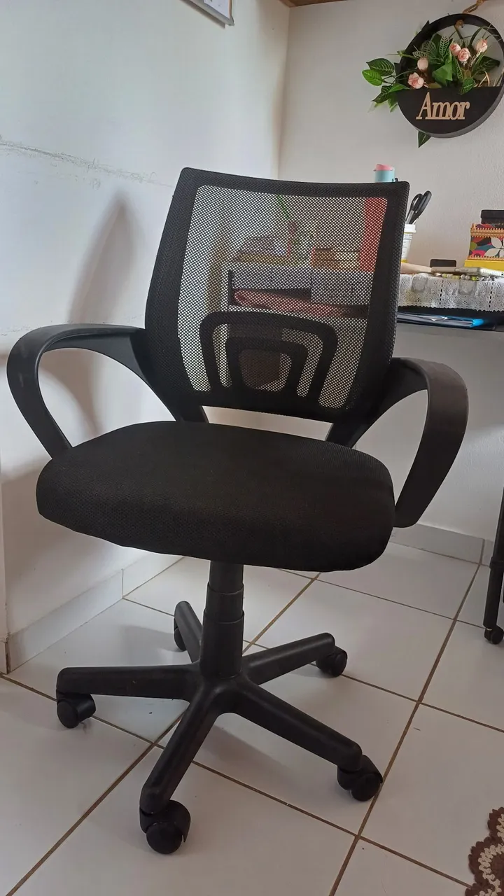 Cadeira de escritório ergonômica preta