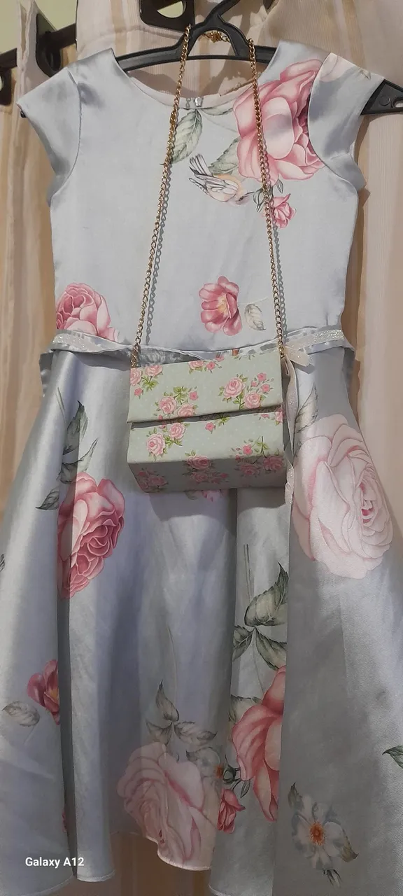 Vestido floral com bolsa combinando