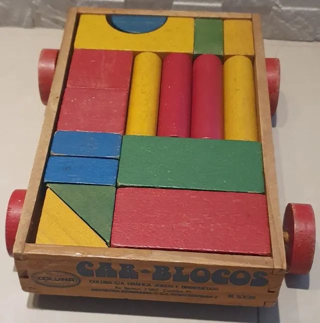 Carro de madeira com blocos de encaixe.