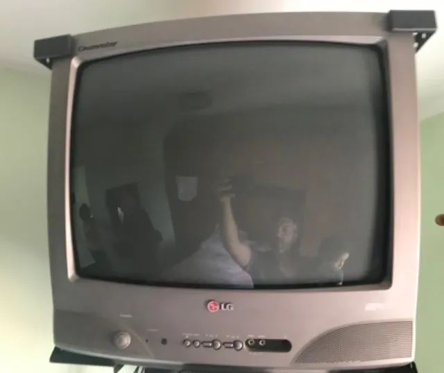 TV LG 20 polegadas (funcionando), com controle remoto, conversor digital e manual.