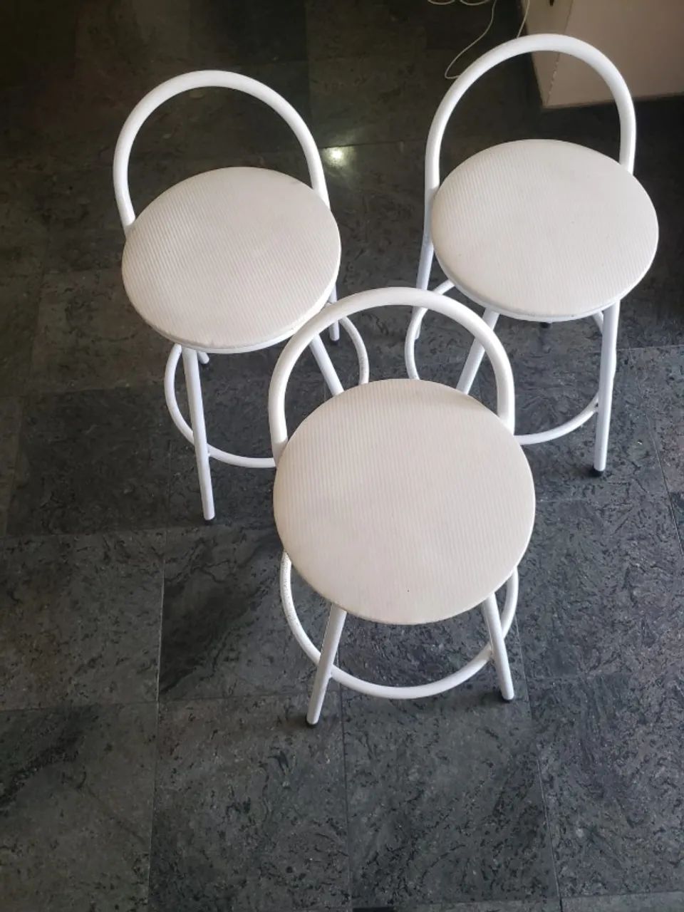 3 Banquetas baixas 