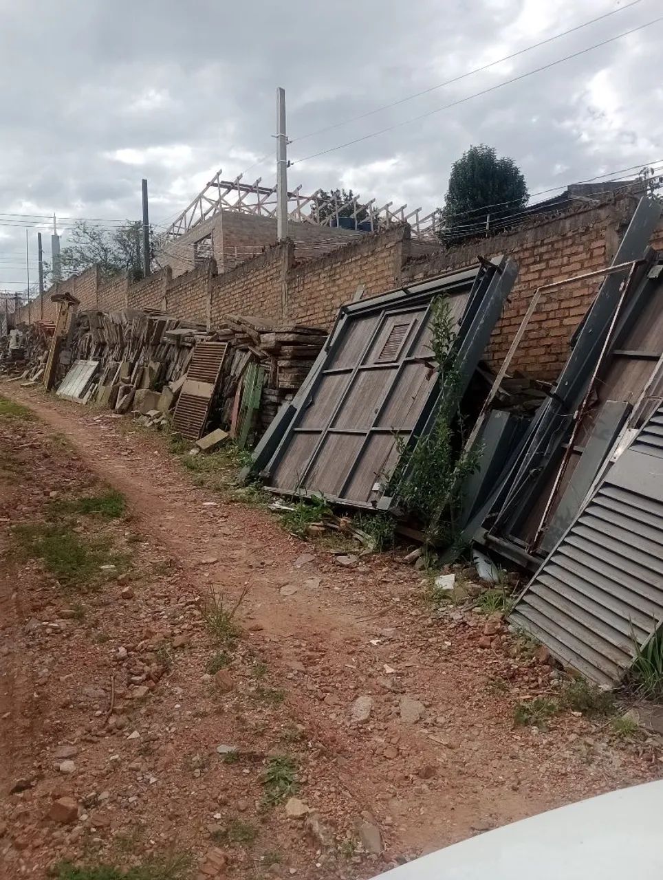 Demolition materials: doors, windows, grilles, roofing tiles, wood, gates