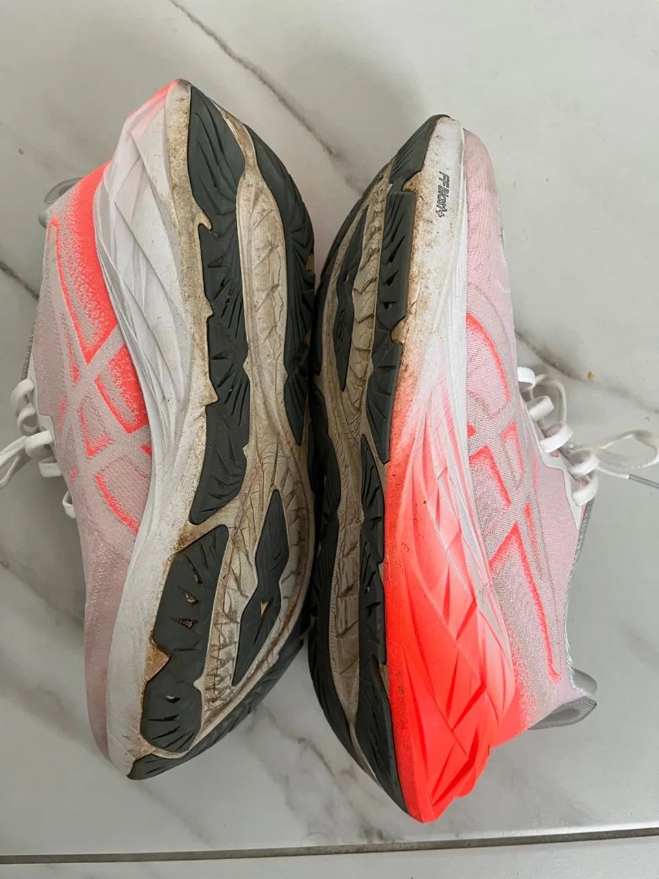 Tênis Asics Novablast 4 Centennial - Foto 2