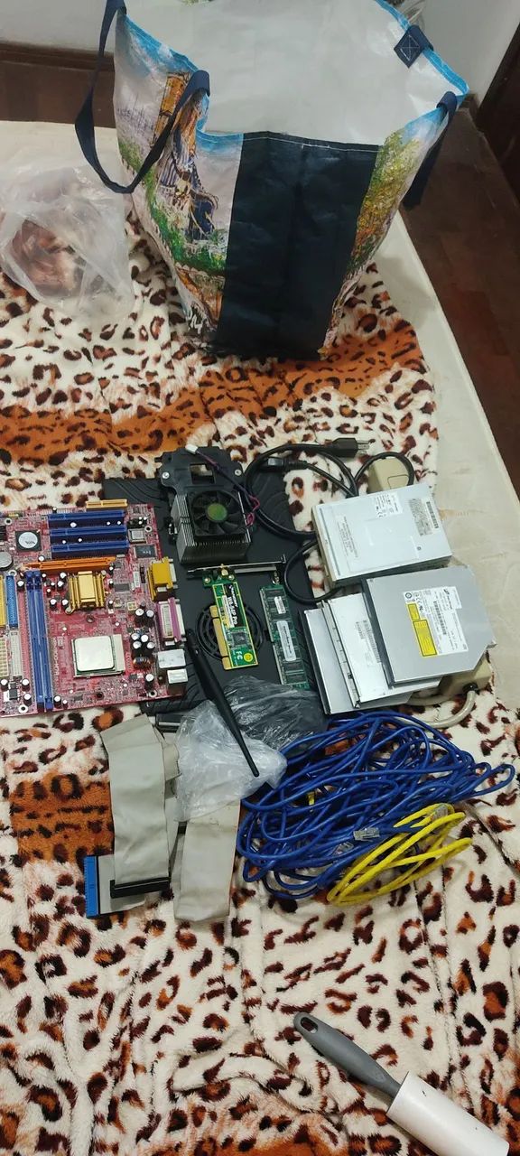 Kit Leia o Anúncio Peças de Computador Cabos e Hardwares