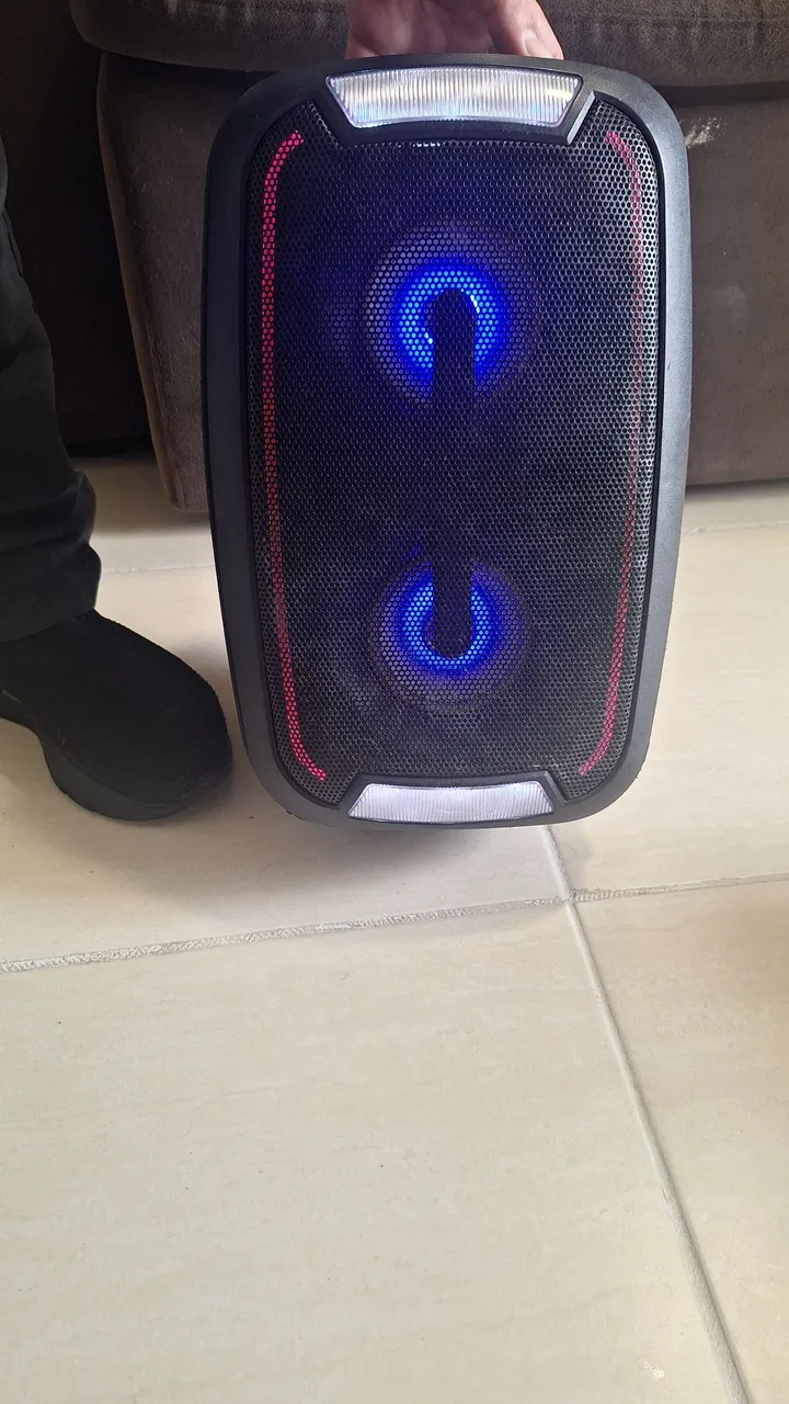Caixa de Som Portátil com Luzes LED