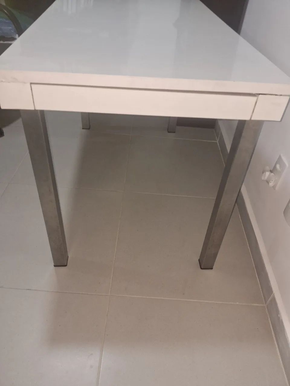 Mesa branca com pernas em alumínio escovado - Foto 4