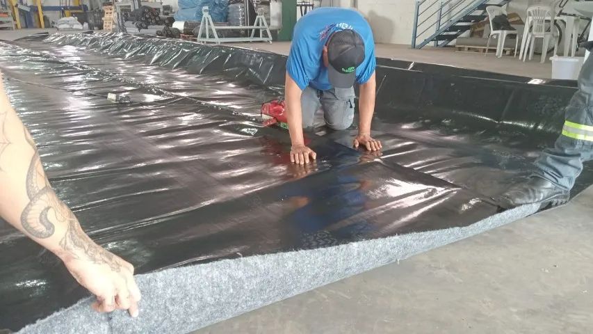 Geomanta PVC Preta 0,8 mm c/ Bidim acoplado para Lagos Ornamentais, Lajes, Jardins 7 x 5,5 - Foto 3