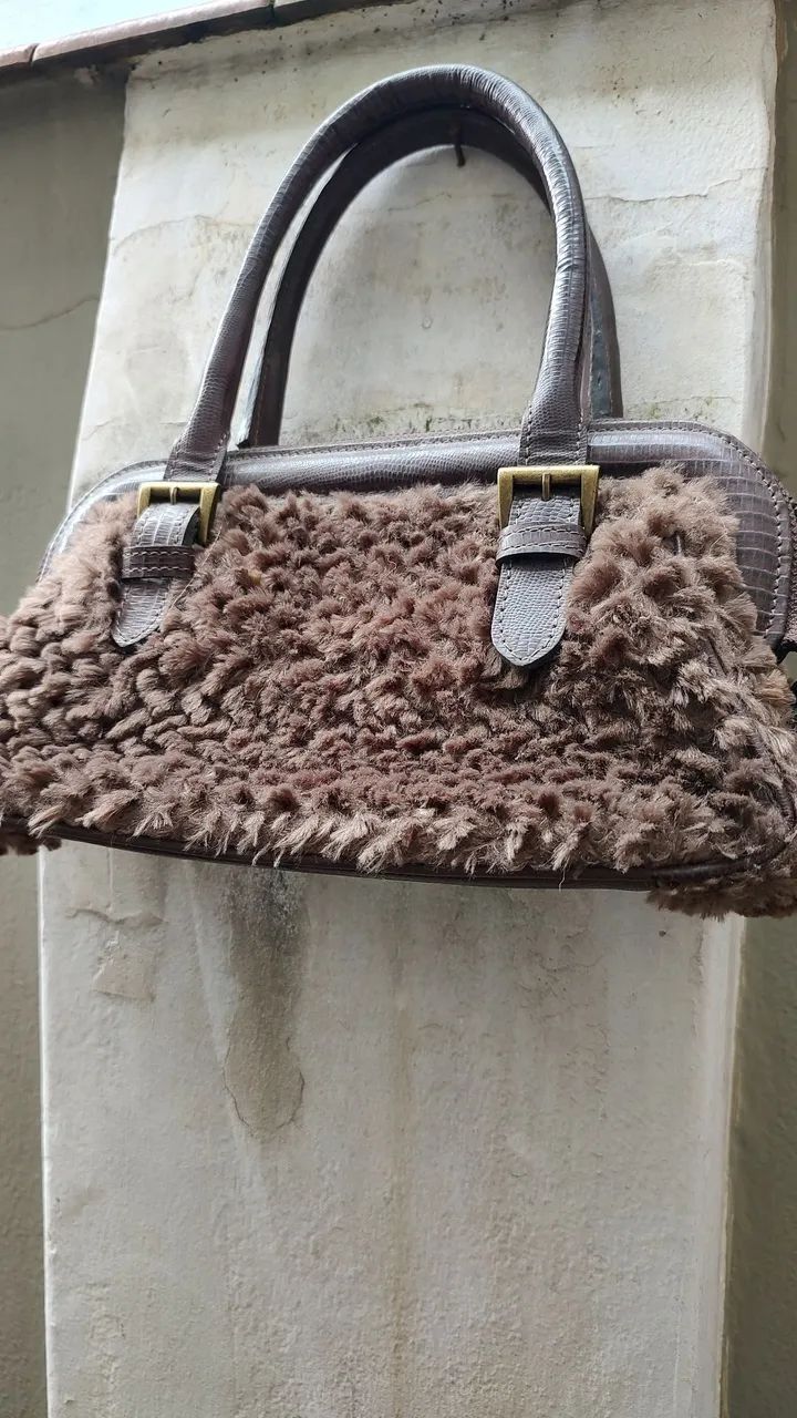 Bolsa Fillity, de Ombro em Pelúcia Marrom e Couro - Foto 2