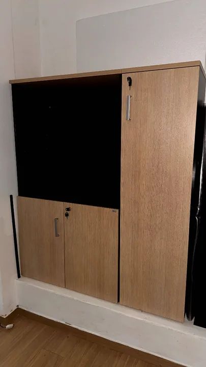Armário com prateleira e portas + Armário lateral
