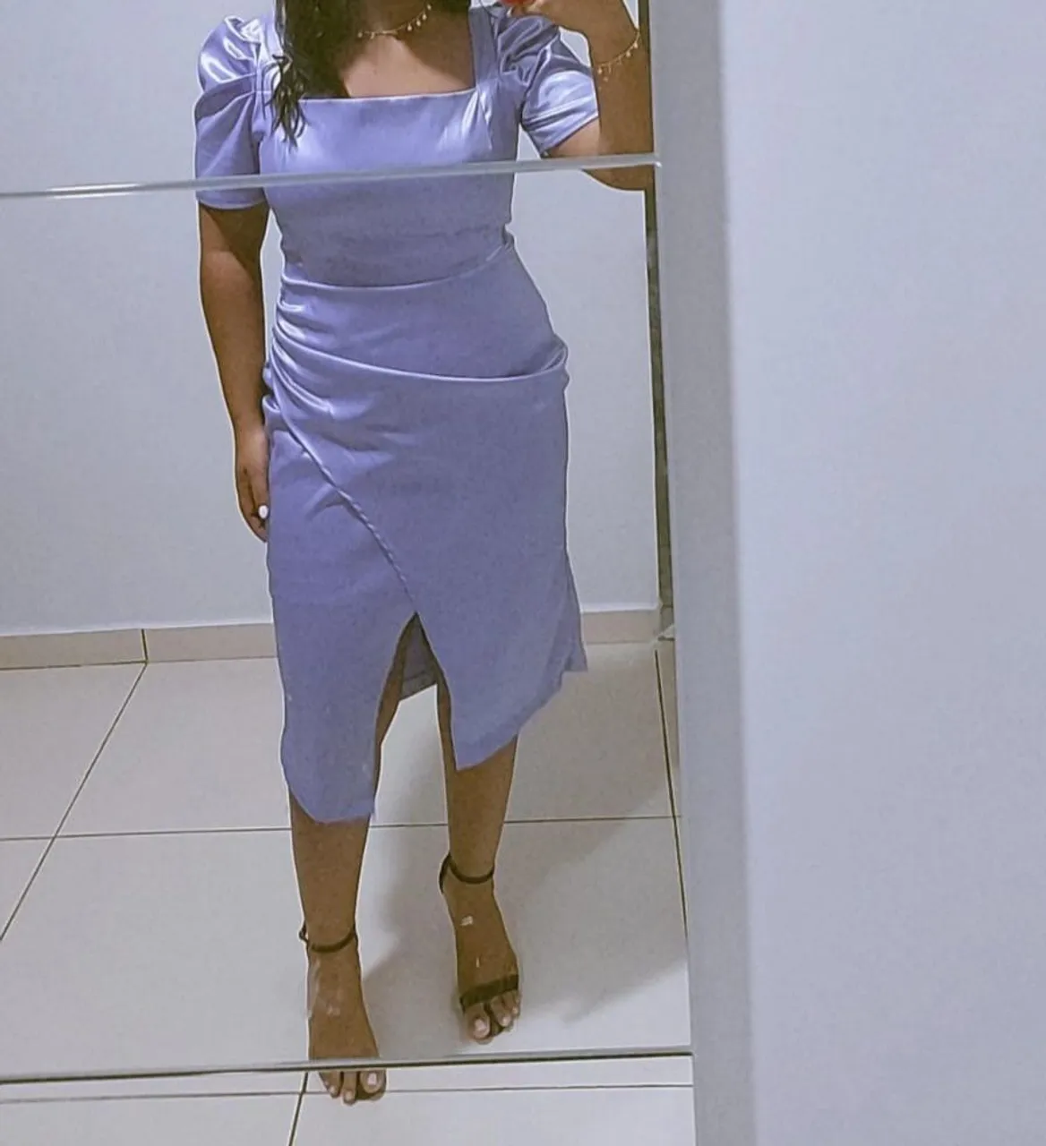 Vestido Midi Lilás com Detalhes Elegantes
