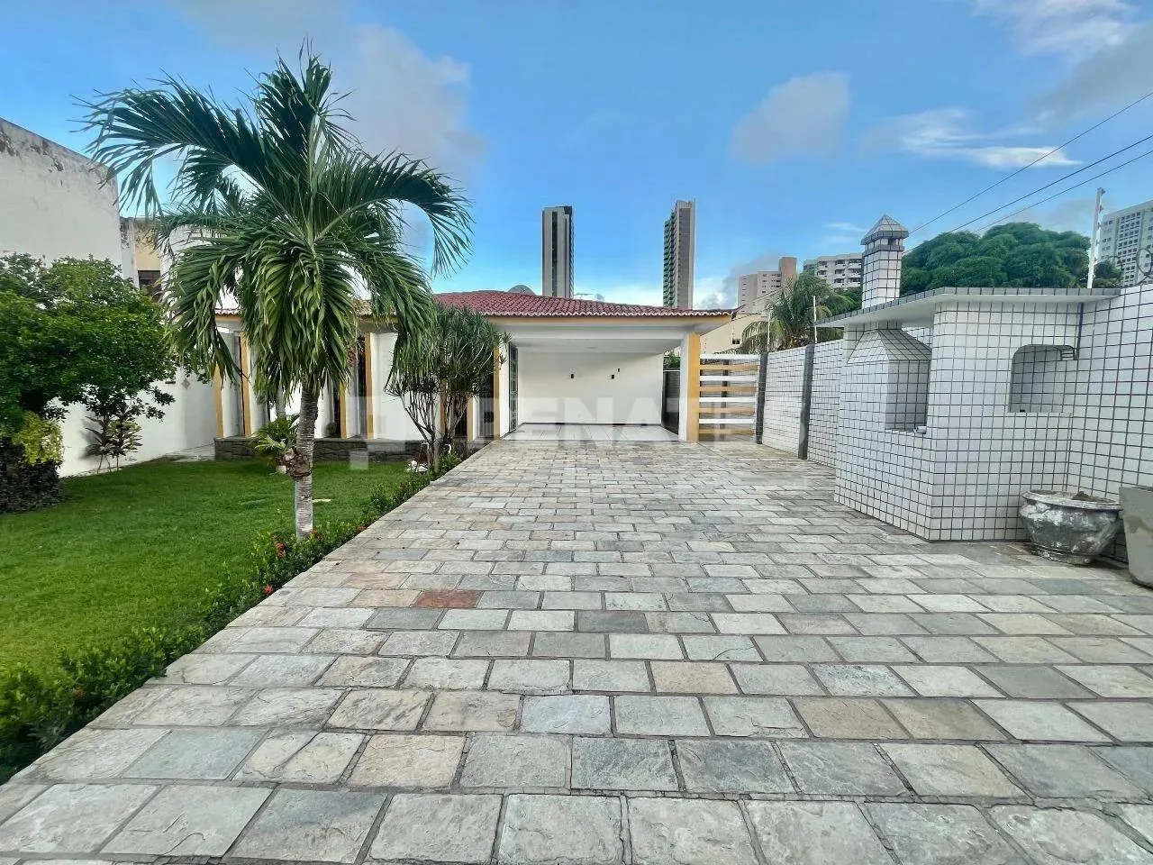 Casa comercial em Candelária proximo ao Natal Shopping e UFRN, com 520m² de terreno e 250m