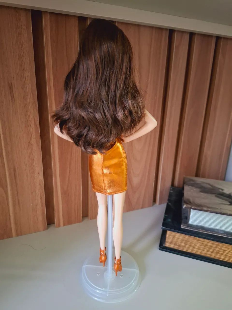 Boneca Barbie em vestido dourado - Foto 3