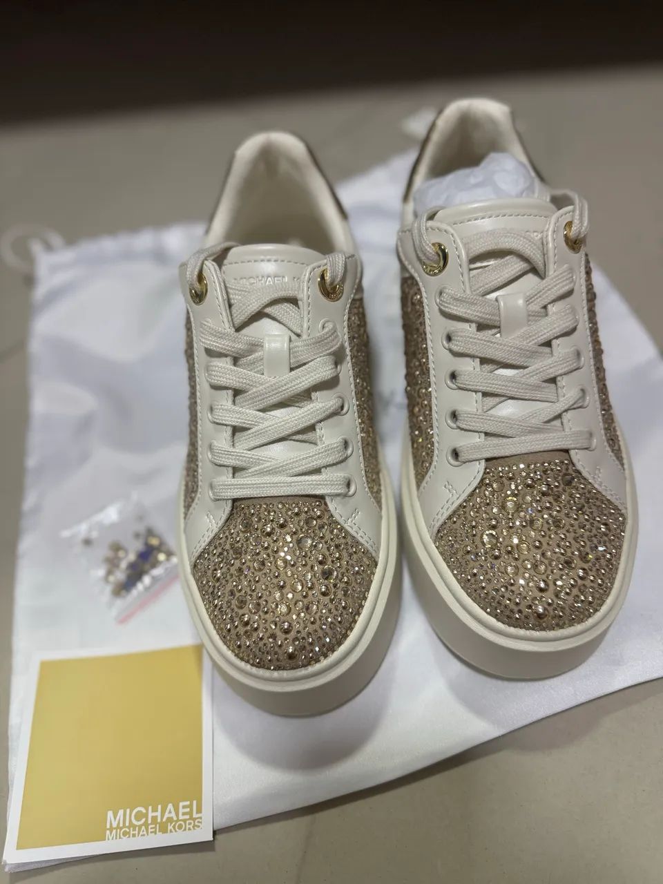Tênis Michael Kors cristais dourados número 34