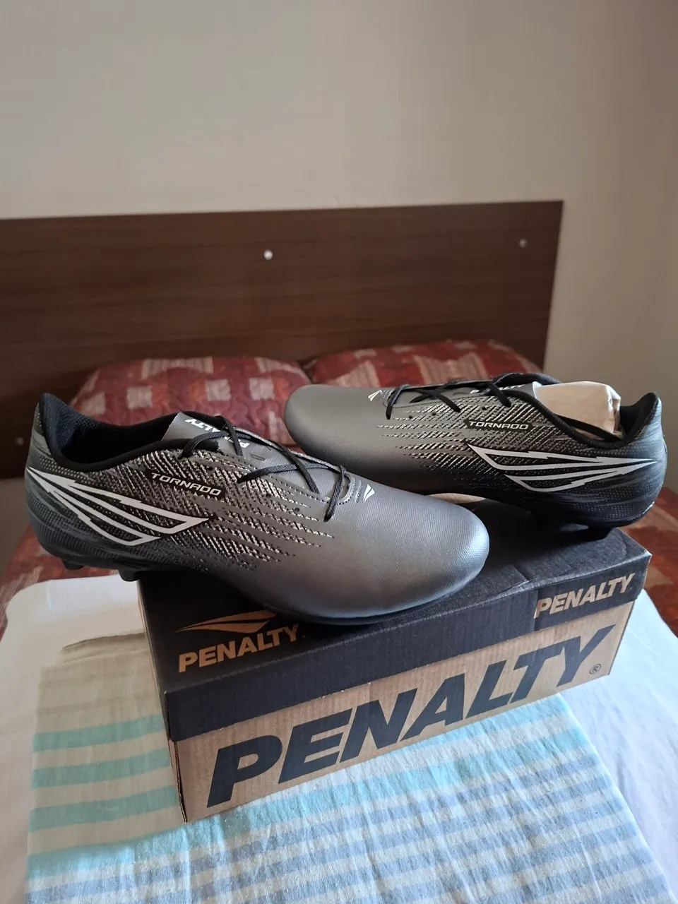 Chuteira Penalty Tornado - Nova