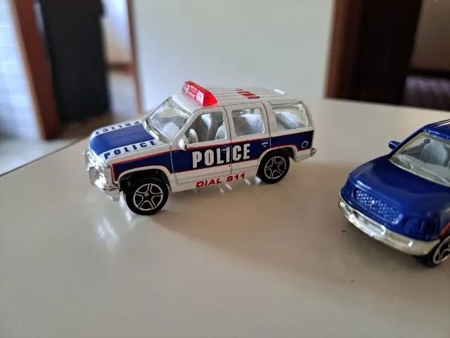 2 carrinhos tipo hot wheels da policia e caminhonete - Foto 4