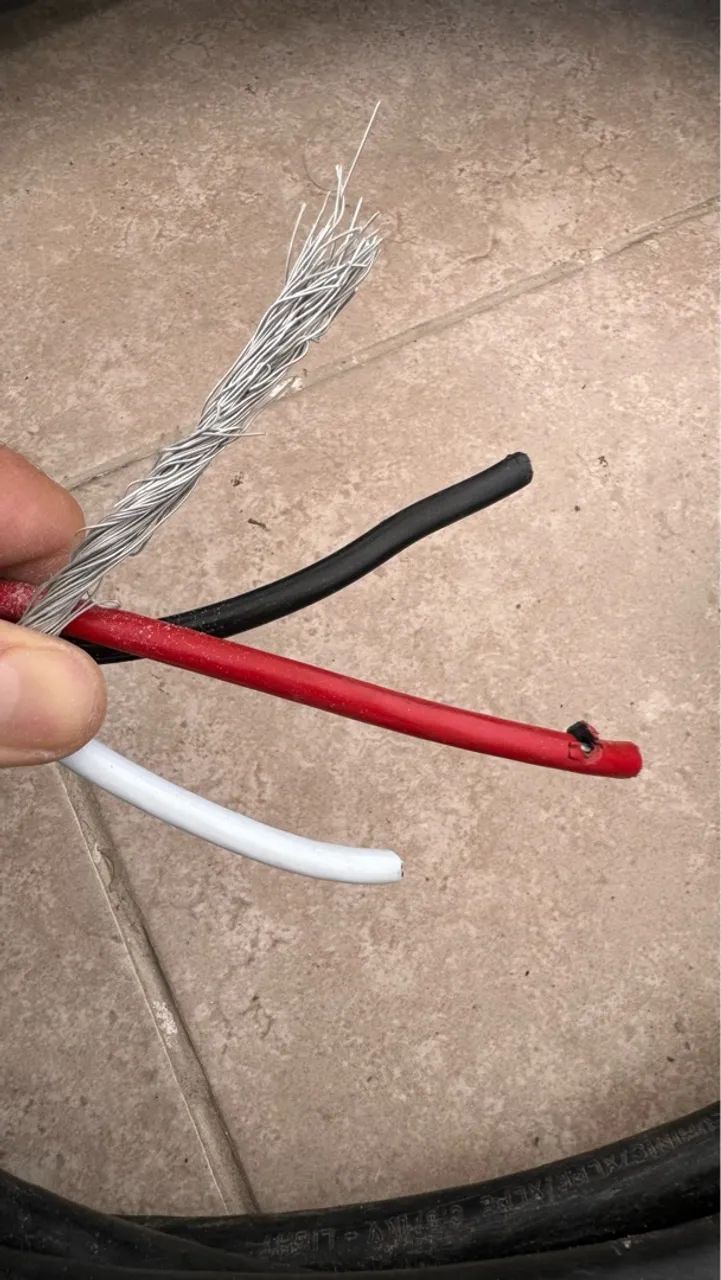 Cabos Elétricos - 10mm. Total de 128 metros. R$ 6,00 Reais por metro. 700,00 tudo