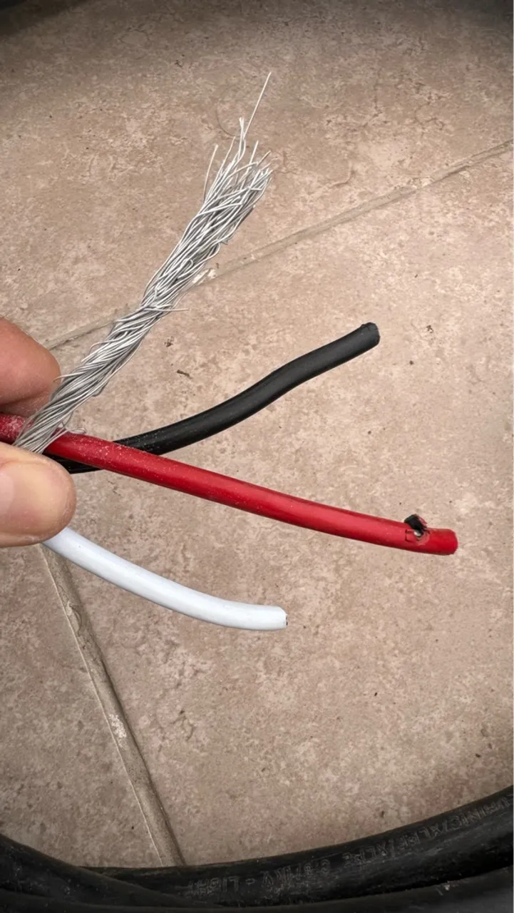 Cabos Elétricos - 10mm. Total de 128 metros. R$ 6,00 Reais por metro. 700,00 tudo