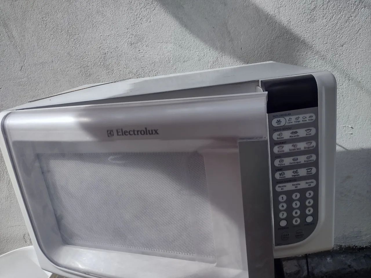 Vendo microondas 31 litros Eletrolux funcionando perfeitamente  - Foto 5